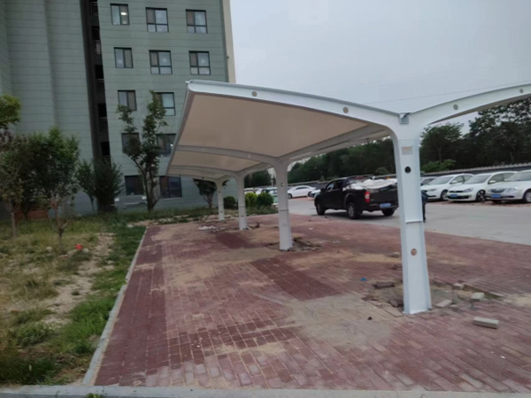 膜結構停車棚